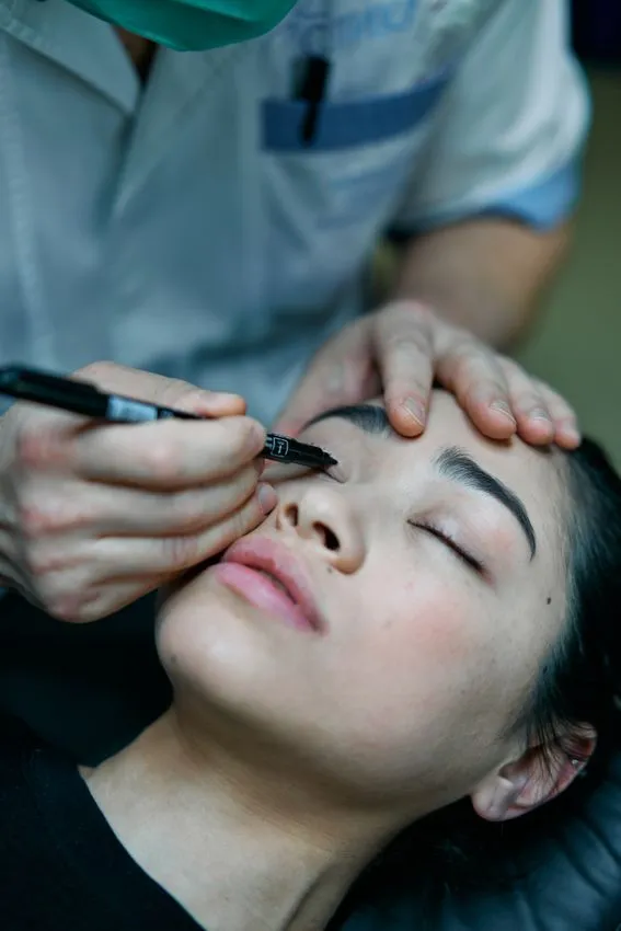 Lower eyelid turned inward causing eyelashes to touch the eye surface